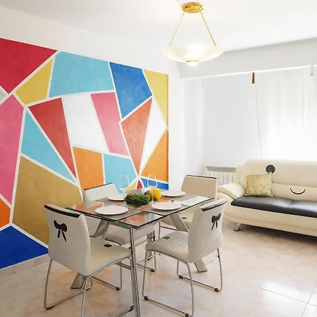 Iluminado Festivo Cerca Del Centro Apartamento